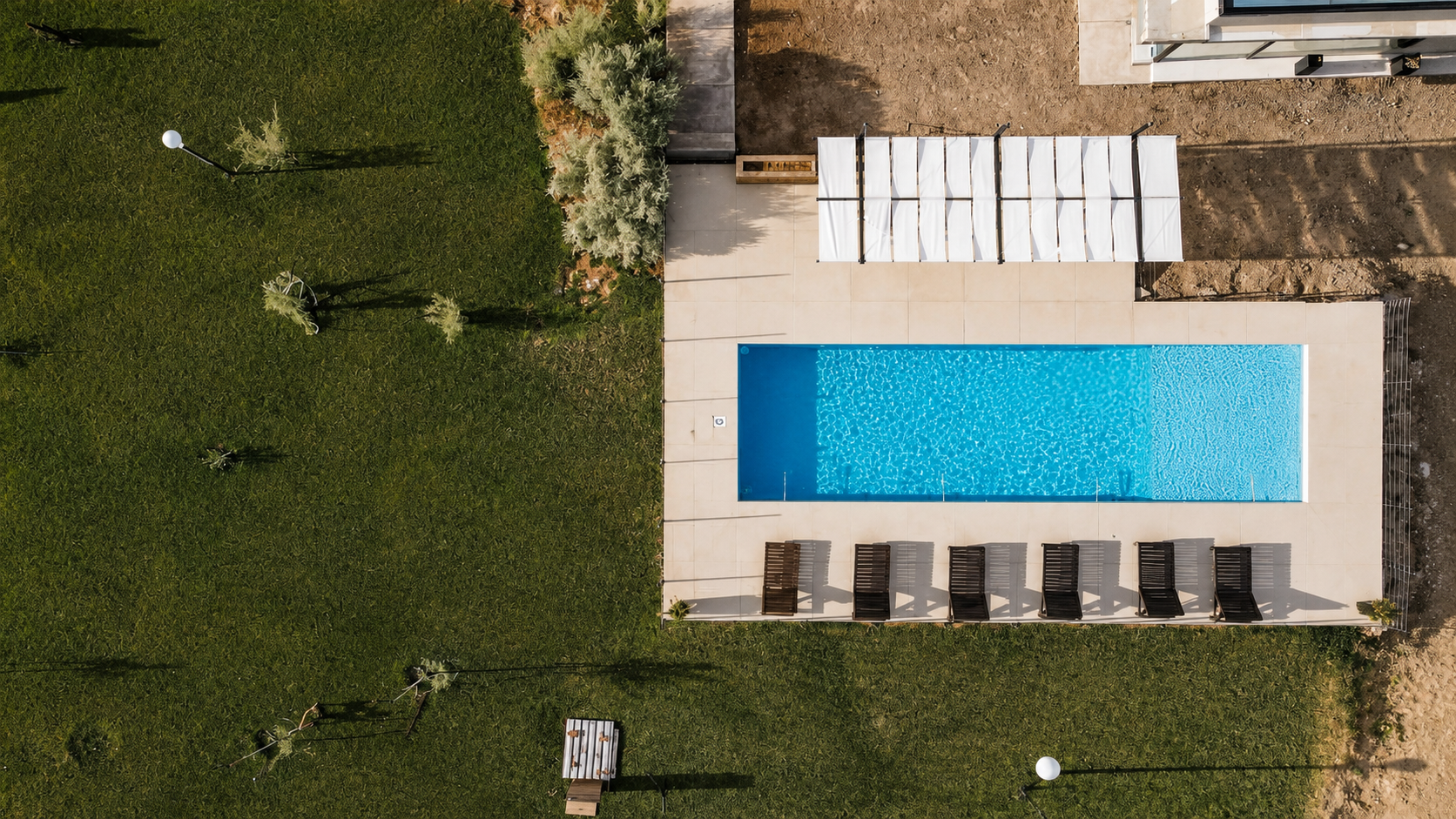 Piscina y espacio exterior terminados
